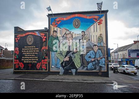 WEST BELFAST, NORDIRLAND - West Belfast, Shankill Road - Ulster Volunteer Loyalist Wandbild in der Carman Street. Stockfoto