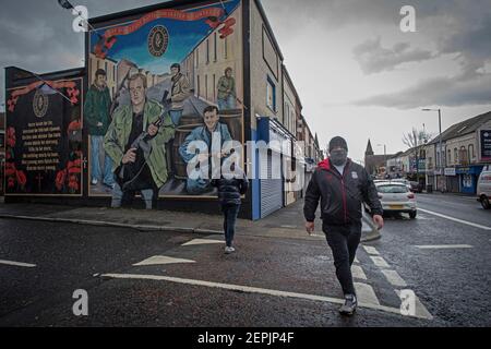 WEST BELFAST, NORDIRLAND - West Belfast, Shankill Road - man spaziert am Ulster Volunteer Force Wandbild vorbei. Stockfoto