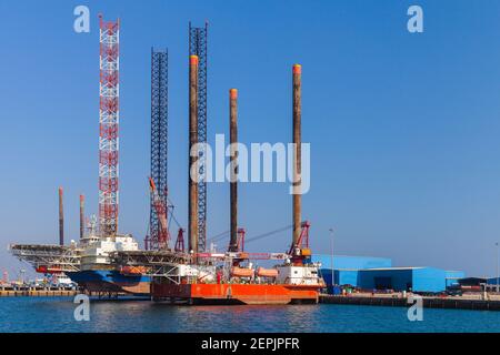 Offshore Supply Schiff und Rohöl Plattform sind in der Nähe vertäut Die Küste des Roten Meeres in Saudi-Arabien Hafen Stockfoto