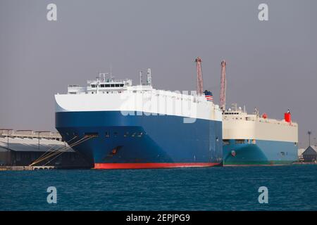 Fahrzeuge Transportschiffe werden im Hafen vertäut. Saudi-Arabien Stockfoto