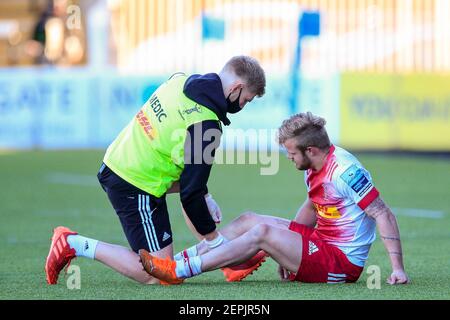 Newcastle, Großbritannien. Februar 2021, 27th. Tyrone Green von Harlequins erhält Behandlung in Newcastle, Großbritannien am 2/27/2021. (Foto von Iam Burn/News Images/Sipa USA) Quelle: SIPA USA/Alamy Live News Stockfoto