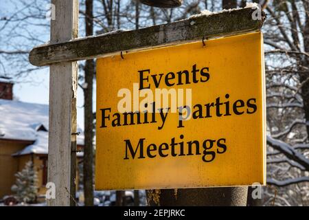 Veranstaltungen Familienfeiern Tagungen. Gelbes Schild in Tammiemi, Helsinki, Finnland. Stockfoto