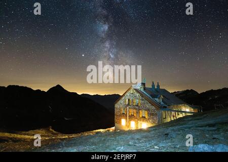 Defreggerhaus Berghütte. Nachtlandschaft, Milchstraße. Venediger Berggruppe. Österreichische Alpen. Europa. Stockfoto