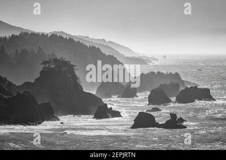 Seestacks und Küstenlinie am Samuel H. Boardman State Scenic Corridor, südlicher Oregon Coast.. Stockfoto
