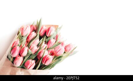 Schönes Bouquet von rosa Tulpen auf weißem Hintergrund Stockfoto