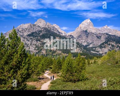 Wanderer auf dem Taggart Lake Trail im Grand Teton National Park, Wyoming. Stockfoto