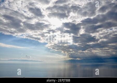 Wolkenlandschaft mit Sonnenstrahlen über Meer in Rijeka, Kroatien. Meer am wolkigen Himmel. Wolken am dramatischen Himmel. Abend Natur und Sonnenuntergang. Freiheit und Fernweh Konz Stockfoto