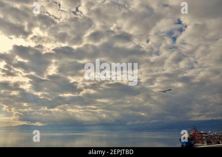 Wolkenlandschaft mit Sonnenstrahlen über Meer in Rijeka, Kroatien. Meer am wolkigen Himmel. Wolken am dramatischen Himmel. Abend Natur und Sonnenuntergang. Stockfoto