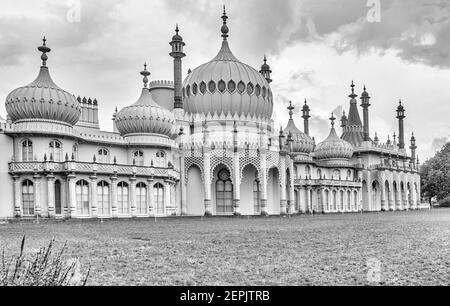 Bildende Kunst Brighton Pavillon mit einem klaren leeren Rasen auf Ein nasser Tag Stockfoto