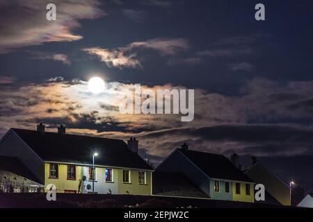 Ardara, County Donegal, Irland. 27th. Februar 2021. Der Schneemond, Vollmond, erhebt sich über dem nordwestlichen Küstendorf. Kredit: Richard Wayman/Alamy Live Nachrichten Stockfoto