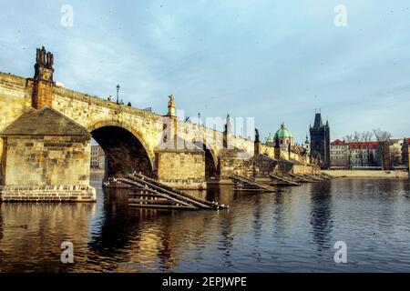 Karlsbrücke über den Fluss Vitava in Prag, von der Seite der männlichen Strana aus gesehen. Stockfoto