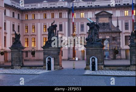 Wachen im Wachdienst in der Dämmerung vor der Prager Burg Stockfoto