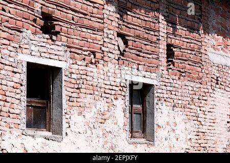 Im Freien ruinierte braune Ziegelwand Fragment mit Fenstern Stockfoto