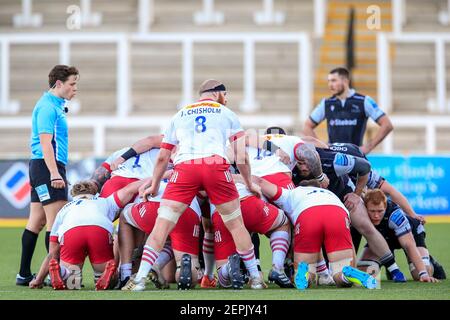 Newcastle, Großbritannien. Februar 2021, 27th. Schiedsrichter Jack Makepeace beobachtet das Scrum in Newcastle, UK am 2/27/2021. (Foto von Iam Burn/News Images/Sipa USA) Quelle: SIPA USA/Alamy Live News Stockfoto