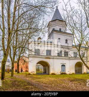 Der Torturm der Gostinnij Dvor, in der Jaroslawow Dvorischtsche, in einem historischen architektonischen Komplex auf der Torgowaja Seite von Weliki Novg Stockfoto