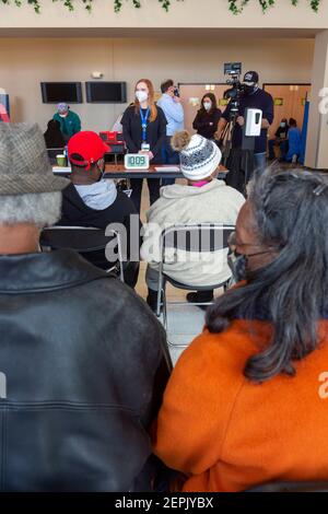 Detroit, Michigan, USA. Februar 2021, 27th. Patienten sitzen im Beobachtungsgebiet, nachdem sie gegen das Coronavirus geimpft wurden, in einer der Wochenend-Gemeinschaftskliniken des Detroit Health Department. Sie müssen dort 15-30 Minuten warten, um sicherzustellen, dass sie nicht von ernsthaften Nebenwirkungen leiden. Kredit: Jim West/Alamy Live Nachrichten Stockfoto