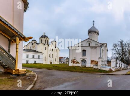 Nikolski Kathedrale und die Kirche des Procopius, in der Jaroslawow Dworischtsche, in einem historischen architektonischen Komplex auf der Handelsseite von Velik Stockfoto