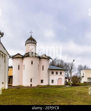 Die Kirche der Myrrhe-tragenden Frauen befindet sich in der Jaroslawow Dworischtsche, in einem historischen architektonischen Komplex auf der Handelsseite von Weliki Novgo Stockfoto