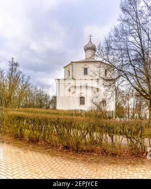 Kirche des heiligen Georg in Torgach, in der Jaroslawow Dworischtsche, in einem historischen architektonischen Komplex auf der Torgowaja Seite von Weliki Novgo Stockfoto