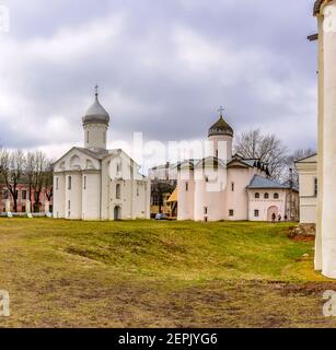 Die Kirche der Frauen, die Myrrhe tragen, und die Kirche des Procopius, im Hof Jaroslaws, in einem historischen architektonischen Komplex auf dem Handwerk Stockfoto