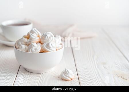 Schweizer Meringues auf einem weichen hellen Hintergrund. Seitenansicht Stockfoto