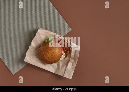 Veganer Ceviche Burger mit Gemüse auf der Papiertüte Stockfoto