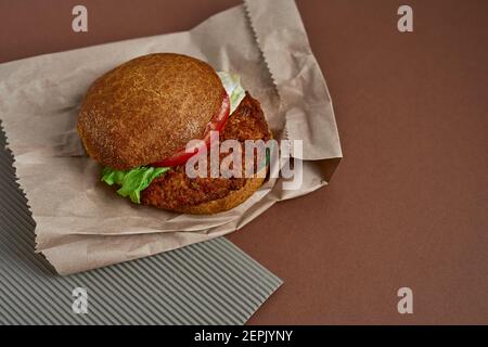 Veganer Ceviche Burger mit Gemüse auf der Papiertüte Stockfoto