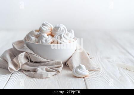 Kulinarischer Hintergrund mit italienischen Basekues auf weißem Hintergrund mit Serviette. Stockfoto