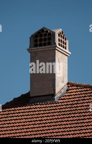 Alte Schornstein mit hohlen Ton Rohr Bildschirme der dekoriert Ehemaliges Berghaim-Gebäude, heute Teil des Jerusalemer Rathauses Komplex in Safra Square West Jerusalem Israel Stockfoto