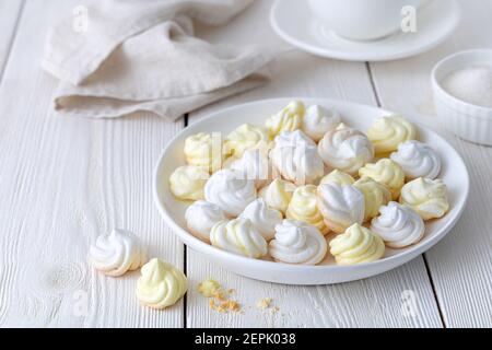 Ein Dessert aus geschlagenem Eiweiß und Zucker auf hellem Hintergrund. Stockfoto