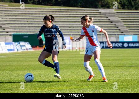 Clara Mateo vom FC Paris und Louise Fleury von EA Guingamp kämpfen um den Ball während der französischen Frauenmeisterschaft D1 Arkema Fußballspiel zwischen dem FC Paris und EA Guingamp am 27. Februar 2021 im Robert Bobin Stadion in Bondoufle, Frankreich - Foto Antoine Massinon / A2M Sport Consulting / DPPI Stockfoto