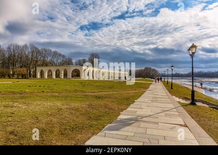 Yaroslawovo Yard and Torg ist ein historischer Architekturkomplex auf der Handelsseite von Veliky Nowgorod. Stockfoto