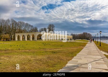 Yaroslawovo Yard and Torg ist ein historischer Architekturkomplex auf der Handelsseite von Veliky Nowgorod. Stockfoto