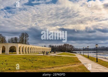 Yaroslawovo Yard and Torg ist ein historischer Architekturkomplex auf der Handelsseite von Veliky Nowgorod. Stockfoto