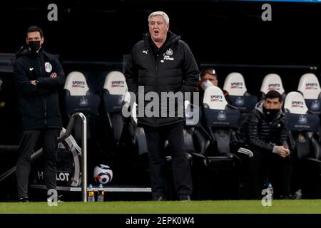 Newcastle, Großbritannien. Februar 2021, 27th. Newcastle United Manager Steve Bruce beim Premier League-Spiel zwischen Newcastle United und Wolverhampton Wanderers am 27th 2021. Februar im St. James' Park in Newcastle, England. (Foto von Daniel Chesterton/phcimages.com) Quelle: PHC Images/Alamy Live News Stockfoto