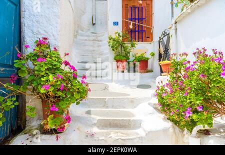 Straße im Plaka Bezirk, Athen, Griechenland. Plaka ist Touristenattraktion von Athen. Schöne Fußgängertreppe in der Nähe der Akropolis in Anafiotika Viertel in EINEM Stockfoto