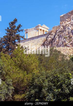 Athena Nike Tempel auf der Akropolis von Athen, Griechenland. Es ist Wahrzeichen von Athen. Landschaftlich schöner Blick auf das klassische Gebäude auf dem berühmten Akropolis-Hügel, Altgriechisch Stockfoto