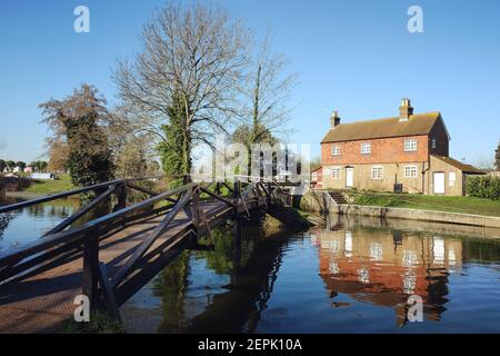 Stoke Lock Cottage am Fluss Wey Navigation, Guildford, Surrey, Großbritannien Stockfoto