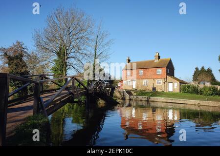 Stoke Lock Cottage am Fluss Wey Navigation, Guildford, Surrey, Großbritannien Stockfoto