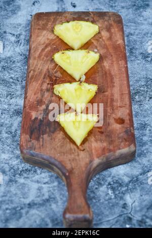 Ananasscheiben auf Holzschneidebrett Stockfoto