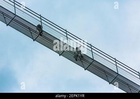 Die highline179, eine Fußgängerhängebrücke in Form einer Seilbrücke in Tirol, Österreich. Stockfoto