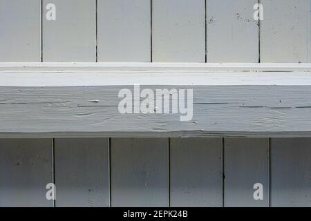 Die Textur der weißen Holz bemalten Bretter mit Kratzern bedeckt. Wand oder Decke. Stockfoto