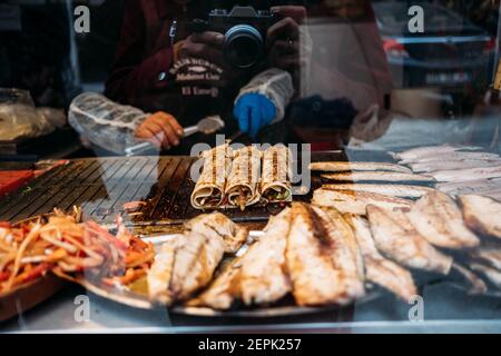 TÜRKEI, ISTANBUL, 14. DEZEMBER 2018: Traditionelles Street Food in Istanbul, Fisch in Lavasch, Balik Durum. Stockfoto
