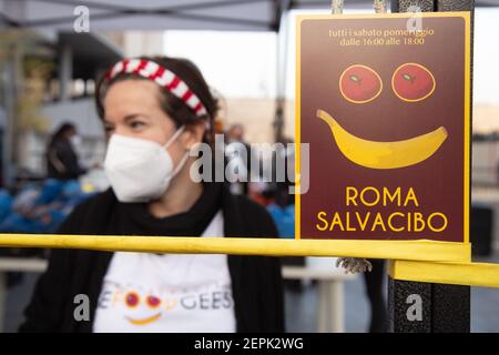 Rom, Italien. Februar 2021, 27th. Volunteer of ReFoodGees Association (Foto: Matteo Nardone/Pacific Press) Quelle: Pacific Press Media Production Corp./Alamy Live News Stockfoto