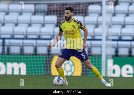 Preston, Großbritannien. Februar 2021, 27th. Alex Vallejo #5 von Huddersfield Town mit dem Ball in Preston, UK am 2/27/2021. (Foto von Simon Whitehead/News Images/Sipa USA) Quelle: SIPA USA/Alamy Live News Stockfoto