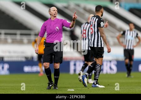 Newcastle, Großbritannien. Februar 2021, 27th. Schiedsrichter Mike Dean während des Premier League-Spiels zwischen Newcastle United und Wolverhampton Wanderers im St James' Park am 27th 2021. Februar in Newcastle, England. (Foto von Daniel Chesterton/phcimages.com) Quelle: PHC Images/Alamy Live News Stockfoto