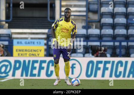 Preston, Großbritannien. Februar 2021, 27th. Naby Sarr #23 von Huddersfield Town mit dem Ball in Preston, UK am 2/27/2021. (Foto von Simon Whitehead/News Images/Sipa USA) Quelle: SIPA USA/Alamy Live News Stockfoto