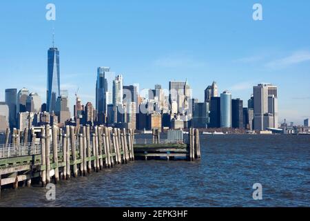 Die Skyline von New York City von Lower Manhattan vom Liberty State Park aus gesehen. Stockfoto