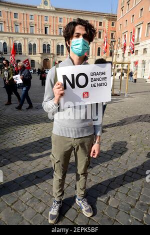 Roma, Italien. 27th. Februar 2021./Rom, Demonstration der Kommunistischen Partei Italiens auf der Piazza San Silvestro gegen die Regierung Draghi (Schweiz/Deutschland/Österreich/Kroatien OUT) Quelle: SPP Sport Pressefoto. /Alamy Live Nachrichten Stockfoto