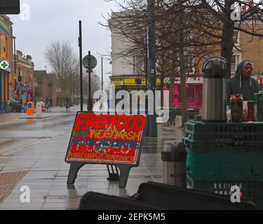 London (UK): Pie N Mash ein Gemeinschaftsprojekt zur Unterstützung der gegenseitigen Hilfe verteilt Nahrungsmittel und Kleidung an Menschen, die in Armut leben. Stockfoto